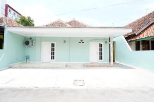 萬隆的住宿－OYO Life 91589 Bunda Homestay Syariah，拥有蓝色墙壁和白色门的房子