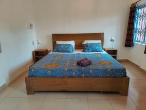 库马西Tumi Hostel的一间卧室,配有一张带袋子的床