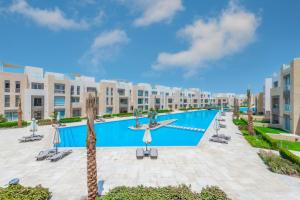 uma imagem de uma piscina em um resort em High Standard 2-Bedroom in Mangroovy Residence, Pool View & Beach em Hurghada