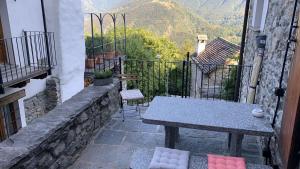 una mesa y sillas en un balcón con vistas en Casa Mille Sassi, en Lionza