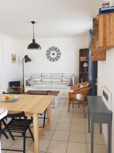 - un salon avec un canapé et une table dans l'établissement Maison au calme, proche centre et mer, jardin clos, au Croisic