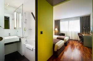 Postel nebo postele na pokoji v ubytování Holiday Inn Zürich Messe by IHG + 37 fotografií