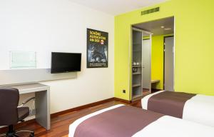 TV a/nebo společenská místnost v ubytování Holiday Inn Zürich Messe by IHG