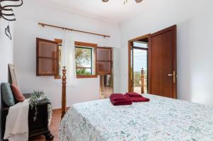 1 dormitorio con 1 cama, 1 silla y 1 ventana en YourHouse Es Puig, quiet villa with private pool, en Búger