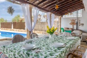 comedor con mesa y piscina en YourHouse Es Puig, quiet villa with private pool, en Búger