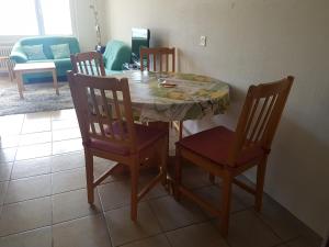tavolo da pranzo con 4 sedie e tavolo con di Haus Pfeiren a Leukerbad