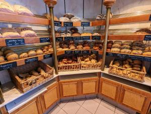 a bakery with lots of different types of bread at Cafe-Bäckerei-Pension Weigl in Oberviechtach