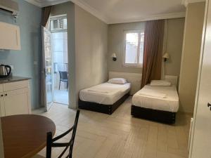 Postel nebo postele na pokoji v ubytování Two Seas Hotel + 35 fotografií