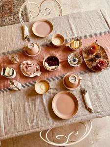 einen Tisch mit Teller und Schüsseln mit Essen drauf in der Unterkunft Casa Ostara in Condorcet
