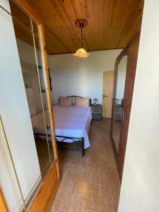 Ένα ή περισσότερα κρεβάτια σε δωμάτιο στο Vanthoulas House