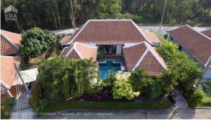 uma vista aérea de uma casa com muitas árvores em Mae Phim , Bali Residence 2 with privat pool em Rayong