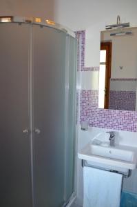 W łazience znajduje się prysznic i umywalka. w obiekcie B&B Nonna Luisa w mieście Tarquinia