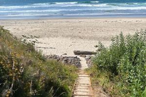 Photo de la galerie de l'établissement Shoreline Cottage Oceanfront Vacation Rental, à Cape Meares