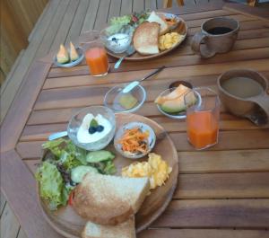 Inoそらやまゲストハウス Sorayama guesthouse的一张木桌,上面放着食物和饮料 更多31张照片