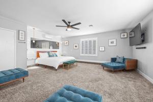 a bedroom with a bed and two blue couches at 4bdrm 2 Bath Pool Close To Strip Conventions in Las Vegas