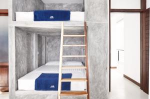 Rúm í herbergi á drivethru Hostel Polhena