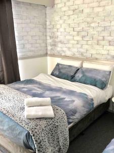 1 dormitorio con 1 cama con 2 toallas en Hotham 3 Bedroom Apt - 24 Lawlers, en Monte Hotham
