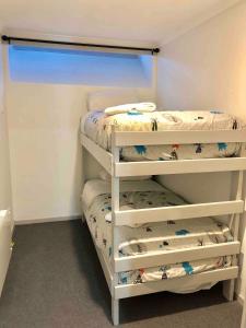 Dormitorio infantil con litera y litera en Hotham 3 Bedroom Apt - 24 Lawlers, en Monte Hotham