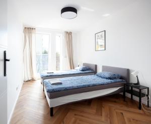 מיטה או מיטות בחדר ב-Warsaw-Aparts Wita Stwosza