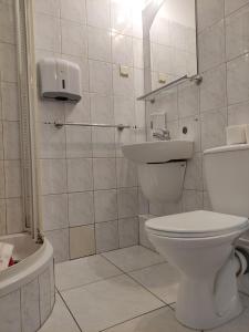 biała łazienka z toaletą i umywalką w obiekcie SP ZOZ Sanatorium Uzdrowiskowe MSWiA Agat w Jeleniej Górze