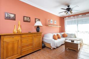 un soggiorno con divano e ventilatore a soffitto di 127 SANTA CRUZ Views a Santa Cruz de Tenerife