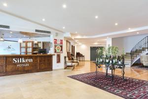 un vestíbulo de un hotel con una mesa con botellas de vino en Hotel Silken Villa de Laguardia, en Laguardia 37 fotos más
