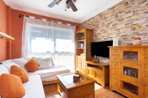 un soggiorno con divano e TV di 127 SANTA CRUZ Views a Santa Cruz de Tenerife