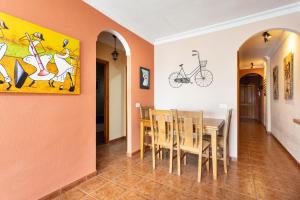 una cucina e una sala da pranzo con tavolo e sedie di 127 SANTA CRUZ Views a Santa Cruz de Tenerife