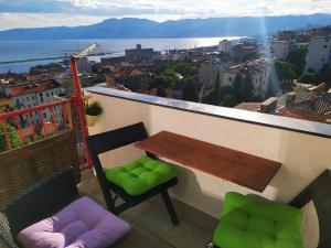 uma mesa e cadeiras numa varanda com vista em Sentona Apartment em Rijeka