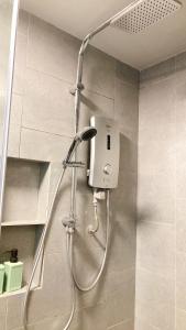 La salle de bains est pourvue d'une douche avec un pommeau de douche. dans l'établissement Mango House2-SeaView,Wifi,Swimmingpool,Gym-JQ, à Kota Kinabalu