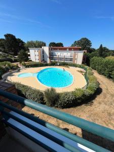 a large swimming pool in front of a building at La Terrasse du golf in Pornic