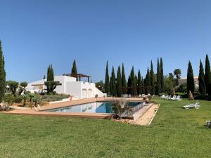 uma villa com uma piscina num quintal em Vilamoura Concept Villa With Pool by Homing em Vilamoura