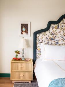 ein Schlafzimmer mit einem Bett und einem Tisch mit einer Lampe in der Unterkunft Cambridge Beaches Resort and Spa in Somerset