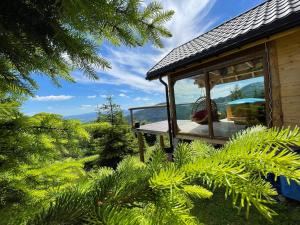 een hut in het bos met uitzicht op de oceaan bij Widokówka - dom na wyłączność z pięknym widokiem i balią in Szczyrk