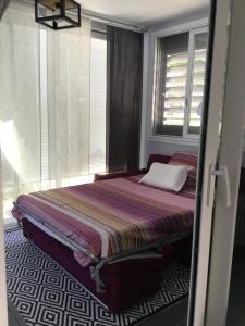 una camera con un letto in una stanza con una finestra di Studio Marymer a Cervione