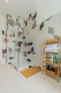 ein Bad mit einer Dusche und einer Glastür in der Unterkunft modernes Apartment - zentral, ruhig, Wlan, Netflix, Küche, Schreibtisch, Parkplatz, Waschtrockner in Cottbus