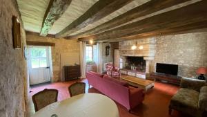 ein Wohnzimmer mit einem Sofa und einem Kamin in der Unterkunft Domaine de la Boissière in Marigny-Marmande