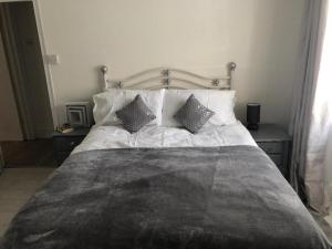 1 dormitorio con 1 cama grande y 2 almohadas en 29a Margate en Kent