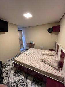 1 dormitorio pequeño con 1 cama en una habitación en Hotel Fragata en São Miguel Paulista