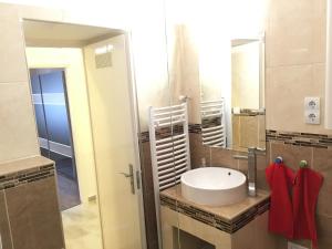 Kúpeľňa v ubytovaní Standard Apartment by Hi5 - Ruin Bar Distr. (059)