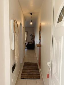 un pasillo con una puerta y una alfombra en el suelo en Appartement cosy à Grand Case, proche aéroport., en Grand Case
