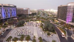 eine Luftansicht eines Platzes in einer Stadt mit Gebäuden in der Unterkunft Crowne Plaza Yas Island by IHG in Abu Dhabi
