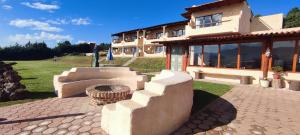 un bâtiment avec un foyer extérieur en face de celui-ci dans l'établissement HOTEL ALTAVISTA, à Zacatlán