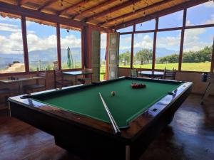 una mesa de billar en una habitación con vistas en HOTEL ALTAVISTA, en Zacatlán