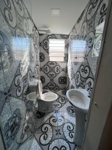 uma casa de banho com um WC e um lavatório em Hotel Fragata em São Miguel Paulista