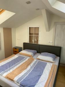 Un pat sau paturi într-o cameră la Ferienwohnung Müller