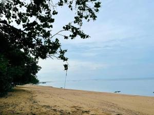 uma praia com um poste no meio dela em Villa loved beach AO NAM MAO 2 em Ao Nam Mao