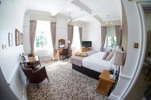 HellabyにあるHellaby Hall Hotel; BW Signature Collectionのベッドと机と椅子のある寝室