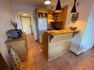 een keuken met een aanrecht en een koelkast bij Appartement COSY à Praloup, 43m2, vue magnifique in Uvernet