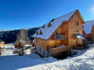 een boomhut in de sneeuw met sneeuw bij Appartement COSY à Praloup, 43m2, vue magnifique in Uvernet